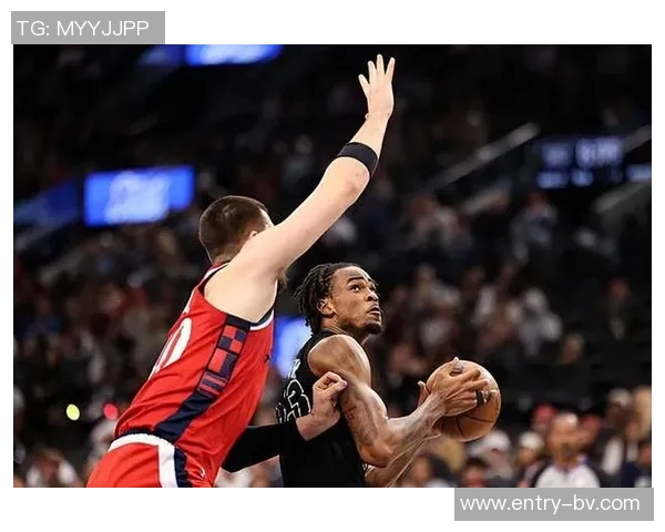 克拉克斯顿全能表现助球队获胜9投7中贡献15分9板4助3断3帽正负值1